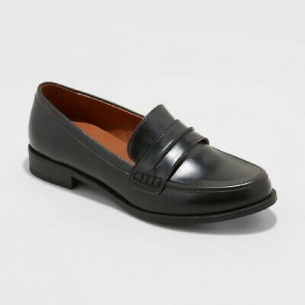 Women’s Black Quinn Closed Back Loafers Size 8